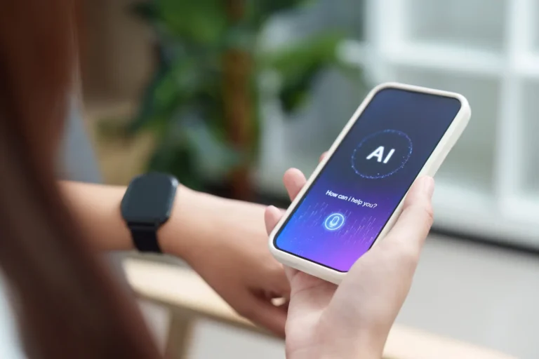 Hand hält ein Smartphone mit einem geöffneten KI-Assistenten